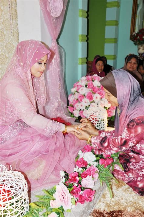 Warna pink bisa memiliki dua fungsi ketika dipadukan dengan hijabmu. ...sebuah-kisah-klasik-untuk-masa-depan...: Review: E-day ...