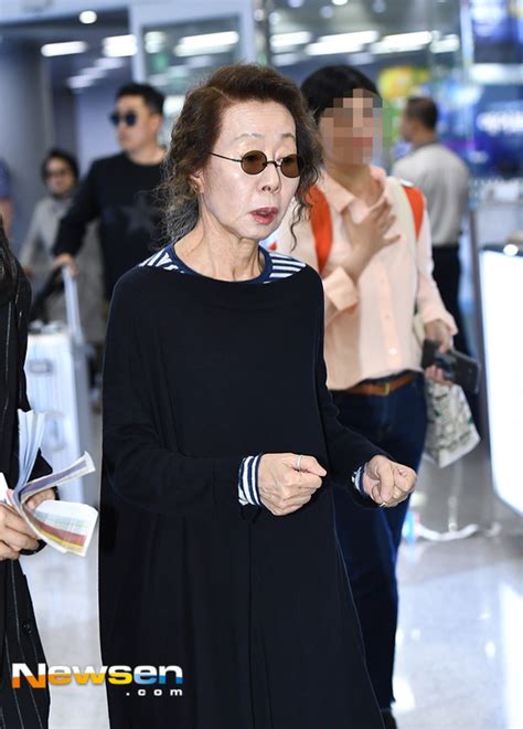 윤여정 패션은 다양한 연령층의 여성들이 입어도 전혀 어색함이 없는 '에이지리스' 스타일로 누리꾼들의 긍정적인 반응을 얻고 있다. 윤여정 '세련된 패션 감각' 포토엔HD - 손에 잡히는 뉴스 눈에 ...