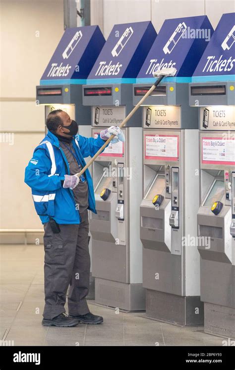 Protective Face Mask Cleans Ticket Machines London Bridge Station Hi