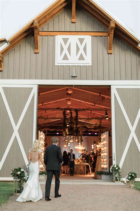 42 Barn Wedding Ideas For Any Style