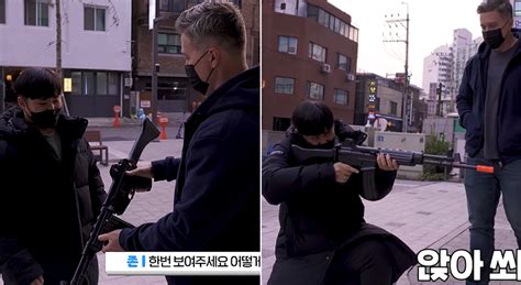 길 가던 한국 남자에게 ‘가짜 총 대뜸 쥐어주면 생기는 일 영상 군인 예비군 K2 Ntd Korea