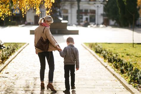 Madre Con Hijo Caminando Al Aire Libre En Otoño Foto Gratis