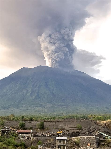 A volcano on the indonesian island of bali erupted friday, spewing a plume of ash and smoke more than 2,000 metres (6,500 feet) into the sky. Volcano Eruption in Bali « RTRFM / The Sound Alternative
