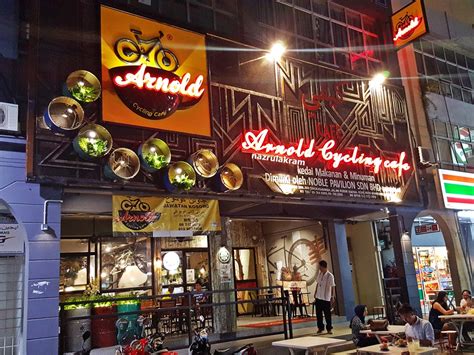 Petani juga menawarkan rawatan ruqyah. Arnold Cycling Cafe, Kota Bharu