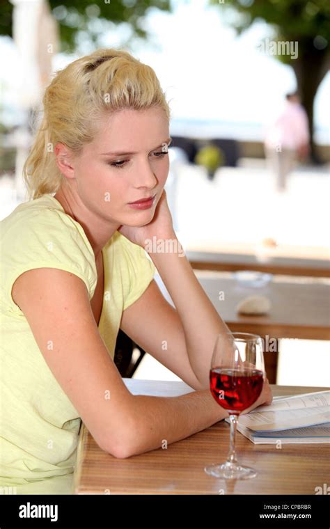Frau Auf Der Terrasse Bei Einem Glas Wein Stockfotografie Alamy