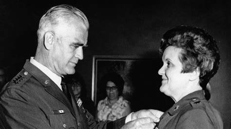 Anna Mae Hays 97 Us Militarys First Female General Dies The New