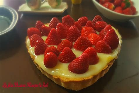 Posizionate uno stencil a forma di numero 2, lungo 16 cm e largo 13 cm (potete ritagliare da un cartoncino la forma di cui necessitate). crostata di cuore con fragole e crema al limone,La Mia ...