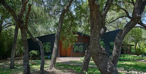 Photo 6 Of 11 In An Angular Austin Home Makes Way For Heritage Oak