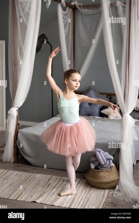 Süße Kleine Ballerina In Rosa Ballett Kostüm Und Spitzenschuhe Tanzt Im