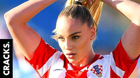 Odia essere definita la calciatrice più sexy del mondo YouTube