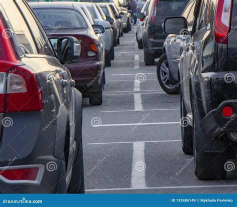 Muitos Carros No Parque De Estacionamento Perto Da Alameda Imagem De