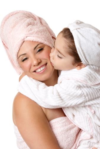 Madre Hija En La Ducha O Bathtime Foto De Stock Y Más Banco De Imágenes
