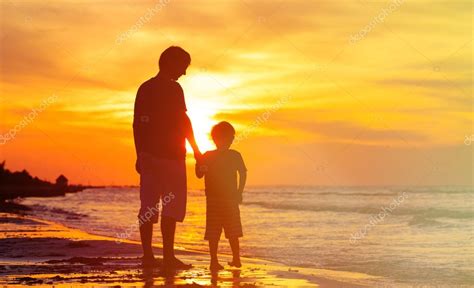 Padre E Hijo Cogidos De La Mano En El Mar Al Atardecer — Foto De Stock