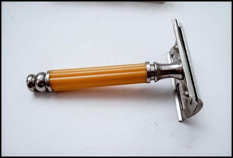 Vintage Collectible Double Edge Razor From China In Original Case Mint