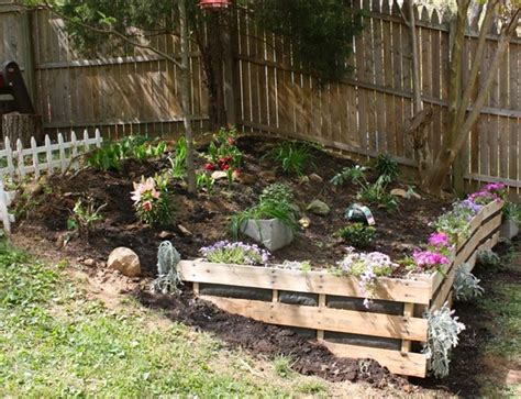 A wooden pallet converted into a useful potting bench. Pallet Garden: How to Create? | Wooden Pallet Furniture