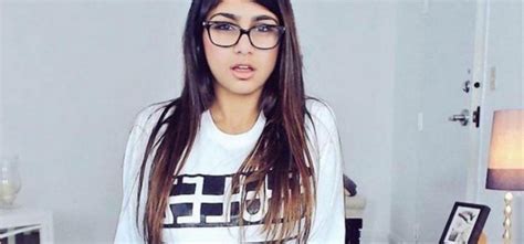 Mia Khalifa Punches A Fan Who Tries To Forcefully Take A Selfie