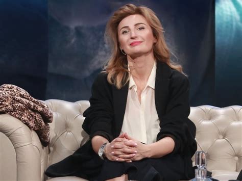 Wszyscy razem w jednym tempie rusz się zamiast śmiać się ze mnie jeśli nie chcesz, twoja sprawa ja zostaję tu do rana.// Reni Jusis o swoim młodszym mężu: Po raz pierwszy to ...