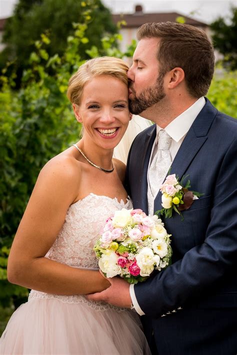 Suchen sie elegante oder liebe romantische brautkleider? Das Brautpaar Moni & Philip - Hochzeit in Hochheim am Main ...