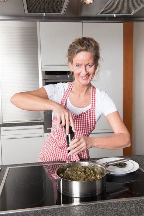 vrouw in keuken het koken stock foto image of gezond 50444228