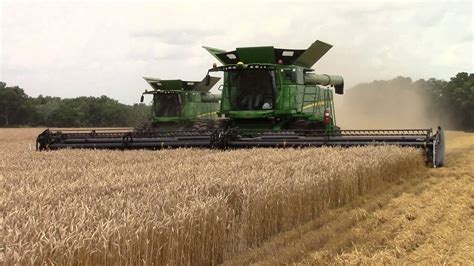 John Deere S690 Combines Harvest Wheat Youtube
