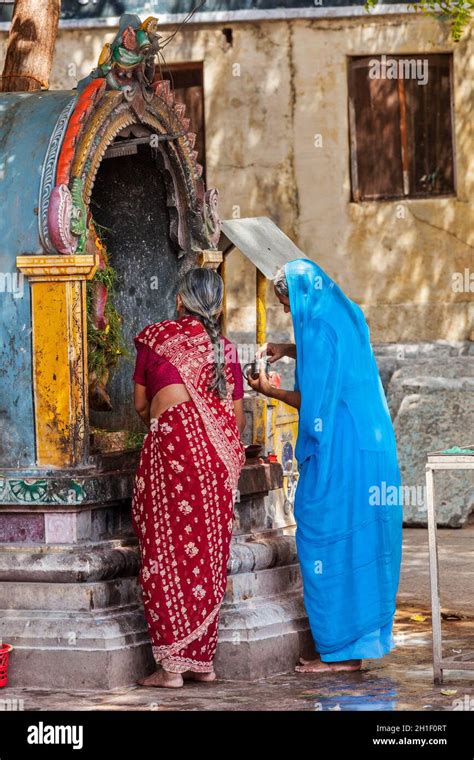 Madurai India February 16 2013 Unidentified Indian Women Worship