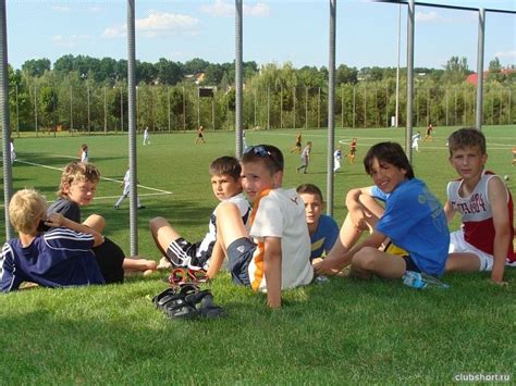 Дети на футбольном поле Шорты фото