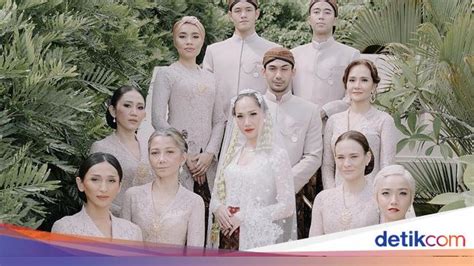 6 Foto Inspirasi Seragam Keluarga Dan Bridesmaid Dari Pernikahan Bcl Dan Tiko