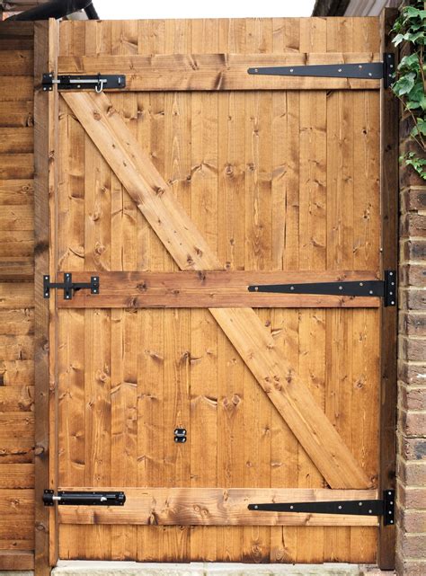 Learn How To Build A Decorative Cedar Wooden Gate For Your Yard That