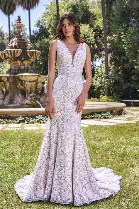 f221005-alençon-lace-fit-and-flare-wedding-gown-with-geometric-lace