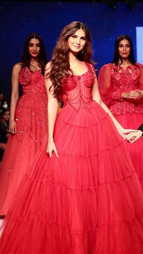tara sutaria set fire to the ramp in red gown take a look at the photos रेड गाउन में रैम्प पर