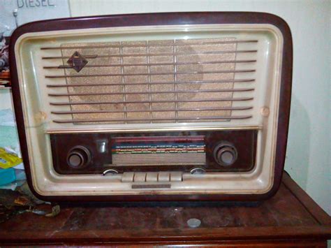 49 gambar kartun orang mendengarkan radio kali ini gambar kartun sudah banyak disukai serta telah ribuan yang mengulasnya seperti gambar kartun orang mendengarkan radio. Mengenang Radio Kuno Yang Antik dan Gambarnya ~ SENI BUDAYA