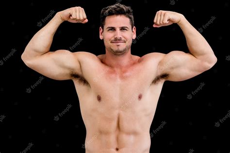 Портрет без рубашки мускулистый мужчина сгибающие мышцы Премиум Фото