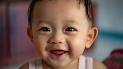 Baby & zahnen » meilensteine in der babyentwicklung: Ab wann lachen Babys? Zeitpunkt für das erste Lächeln ...