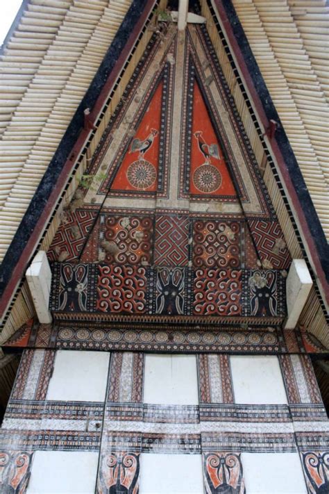 Selain 5 rumah adat jawa barat diatas, ada juga rumah kasepuhan yaitu rumah adat jawa barat yang bentuknya seperti pendopo dimana ada 3 bagian dalam rumah adat ini yaitu pintu gerbang utama, bangunan pancaratna dan bangunan pangrawit. Rumah Adat Toraja: Nama, Keunikan, Gambar & Penjelasan