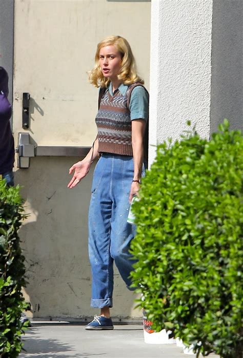 Brie Larson Cute On Set In Nerdy Sweater And Jeans Celeblr
