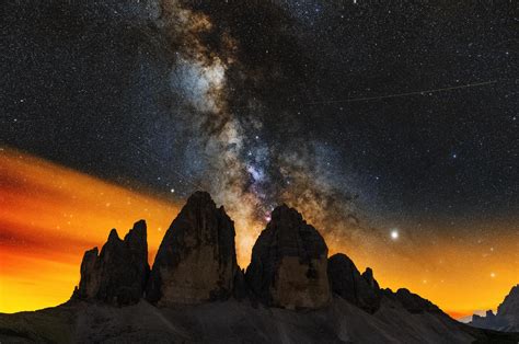 2560x1700 Milky Ways Setting Behind The Tre Cime Di Lavaredo 8k