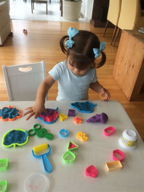 They're all super fun and all of them can be played with really inexpensive items you can pick up at your local dollar store. Oficina de massinha Play doh | Actividades para bebes ...