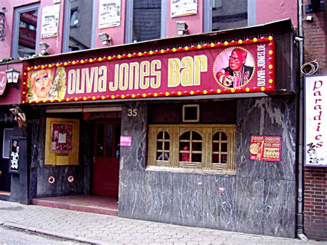 Even in the small bar you can find place to dance! Bars: Olivia Jones Bar, Hamburg - Berlin | prinz.de