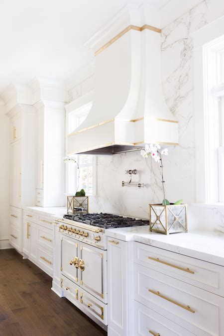 When it comes to aesthetics and versatility, white kitchen the great thing about using white kitchen cabinets in traditional kitchens is that they help to somewhat modernize the design by brightening. What happened with the kitchen? - Victoria Elizabeth Barnes