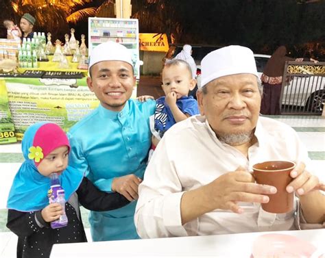 Datuk ismail kamus, seorang pendakwah yang juga pengasas dan penasihat pusat rawatan islam darussalam malaysia. Innallilah, Ustaz Ismail Kamus Meninggal Dunia. PU Amin ...