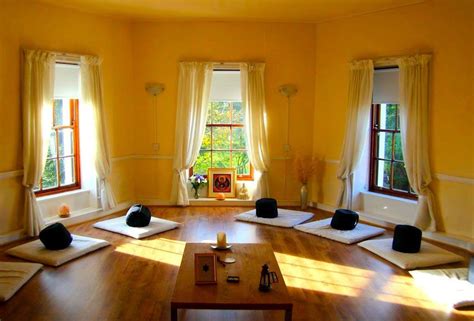 7 pasos para crear un espacio de meditación en tu hogar espacio de meditación salas de