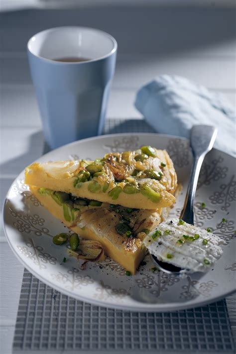 A base di uova e formaggi, carni e salumi. Frittata con farina di ceci, cipollotti e fave - Sale&Pepe