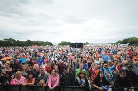 Image Of Crowds At The Sunday 27 July 2014 In The Bents Park From Stage