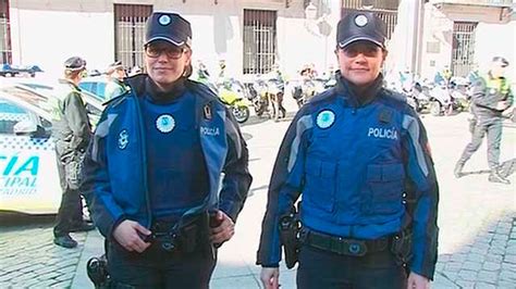 El escudo de armas de navarra es el emblema heráldico que durante siglos ha identificado a navarra, a sus antiguos soberanos y a sus instituciones, siendo adoptado como uno de los símbolos oficiales de la comunidad foral de navarra según reconoce la ley orgánica de reintegración y amejoramiento del régimen foral de navarra, 1 de 10 de agosto de 1982, que en su artículo 7.1 lo blasona. La Policía Municipal de Madrid estrena uniforme