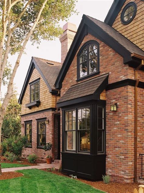Since i am deep into one room challenge land thinking about other post isn't so easy. Design Trend: Black Window Trim | Brick exterior house ...