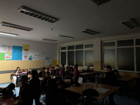 Shkolla Fillore në Prishtinë vijon ndërrimin e pasdites në errësirë të