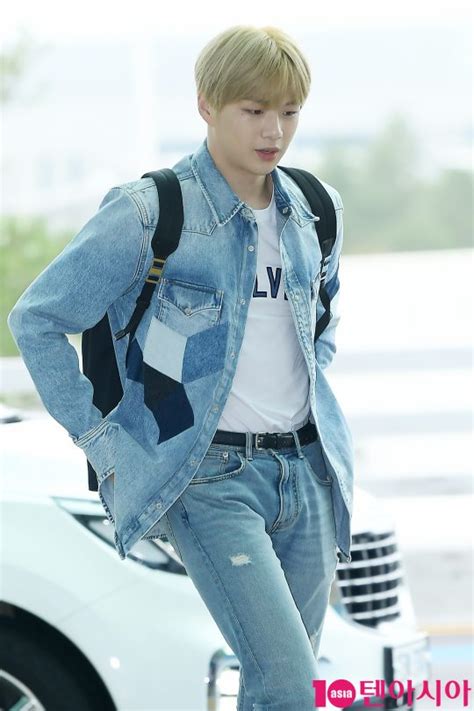 Kang euigeon (강의건) but he legally changed his name to kang daniel (강다니엘) birthday: TEN PHOTO 강다니엘 '오늘도 멋짐 장착' | 텐아시아