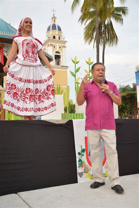 Modelan los trajes típicos de Colima El Pulso de Colima