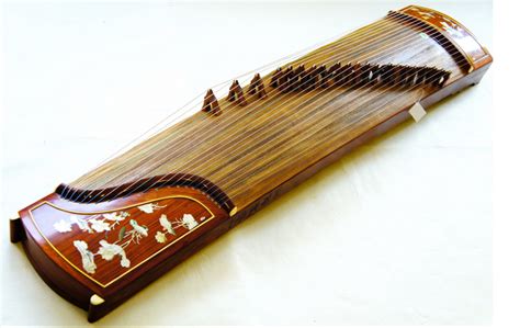 Kecapi adalah alat musik yang dimainkan dengan cara dipetik. Mari Mengenal Tarian dan Alat Musik Tradisional Jepang yang Indah! - Akiba Nation