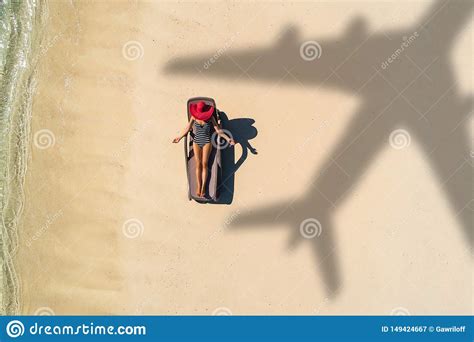 Concepto De Viaje Del Aeroplano Al Destino Ex Tico Con La Sombra Del